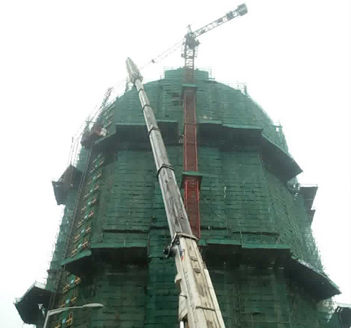 大宁吊车在工地上作业